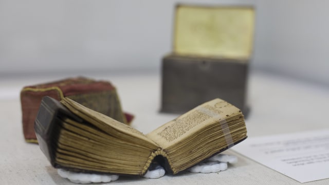 Al-Quran mini di Israel (Foto: Caron Creighton/AP Photo)