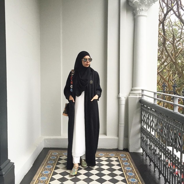 Gaya Busana Vivi Zubedi (Foto: Instagram @vivizubedi)