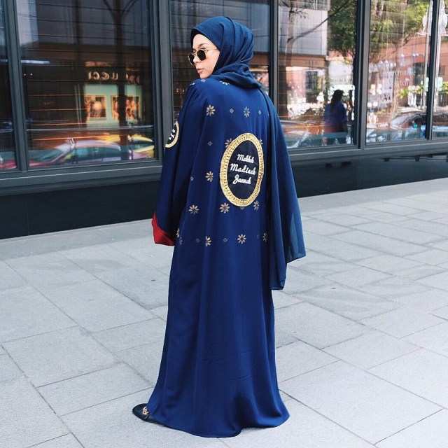 Gaya Busana Vivi Zubedi (Foto: Instagram @vivizubedi)