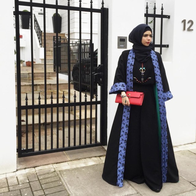 Gaya Busana Vivi Zubedi (Foto: Instagram @vivizubedi)