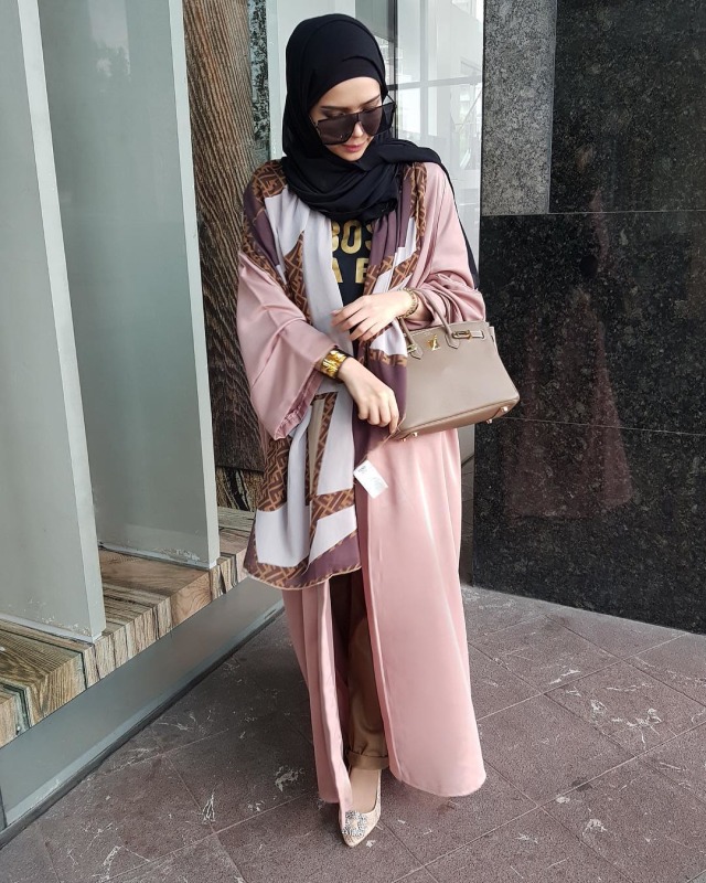 Gaya Busana Vivi Zubedi (Foto: Instagram @vivizubedi)