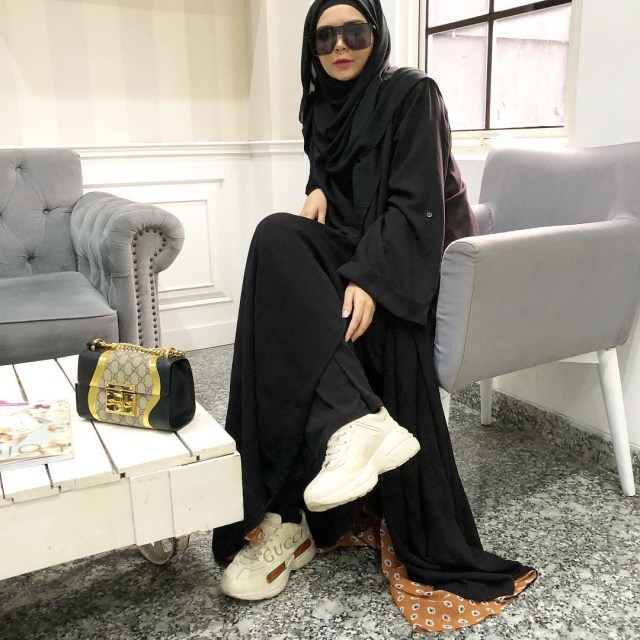 Gaya Busana Vivi Zubedi (Foto: Instagram @vivizubedi)