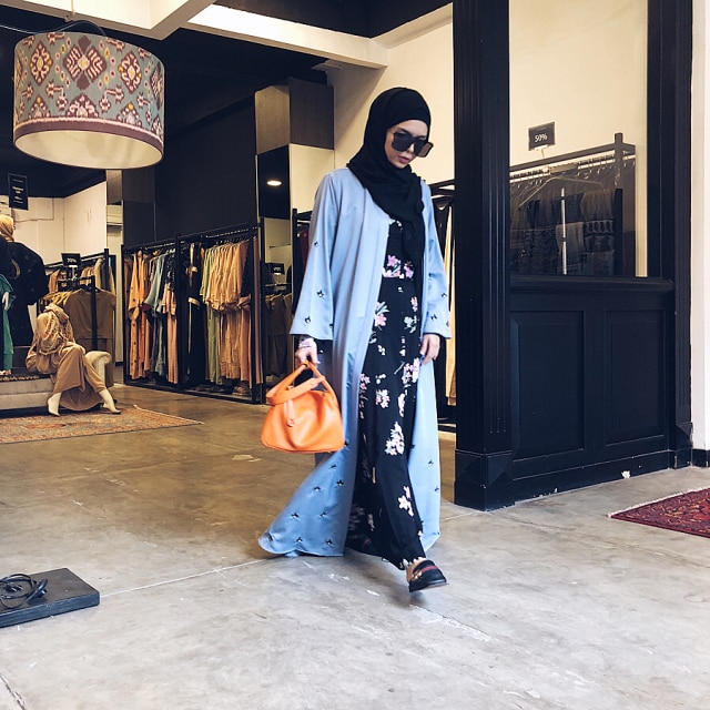 Gaya Busana Vivi Zubedi (Foto: Instagram @vivizubedi)