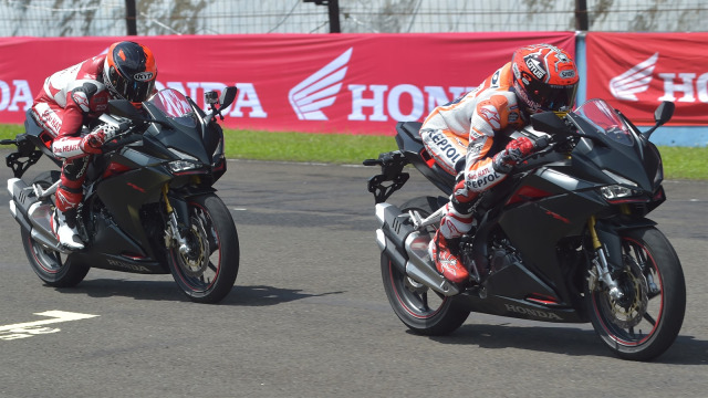 Dimas (kiri) bersama Marc Marquez (kanan). (Foto: Adek Berry/AFP)