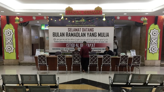 Zakat Fitrah di Masjid Istiqlal. (Foto: Fachrul Irwinsyah/kumparan)