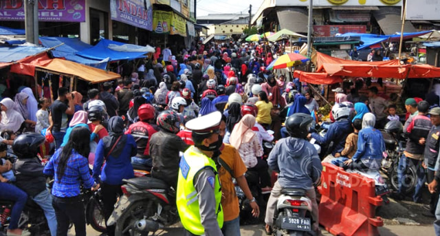 Pengunjung Pasar Cicurug Membludak, Lalu Lintas Macet