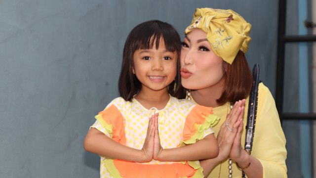 Ayu Dewi dan anaknya (Foto: Munady Widjaja )