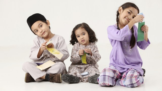 Ilustrasi anak menerima uang lebaran. (Foto: Thinkstock)