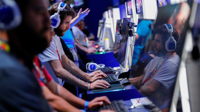 Pengunjung bermain game. (Foto: REUTERS / Mike Blake)