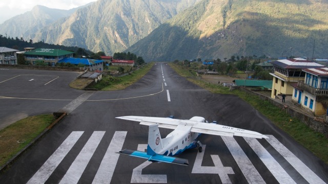 Pesawat Akan Lepas Landas di Airport Lukla, Nepal (Foto: Flickr / Robert Nunn)