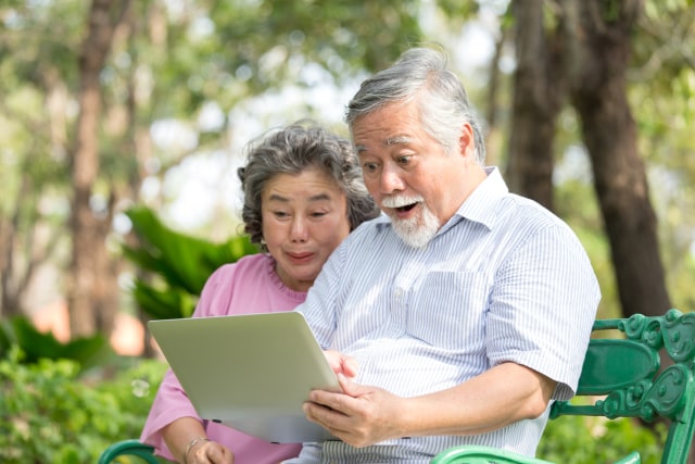 Ilustrasi Video Call Bersama Kakek Nenek (Foto: thinkstock)
