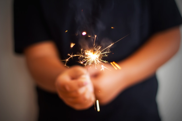 Bermain Kembang Api  (Foto: thinkstock)