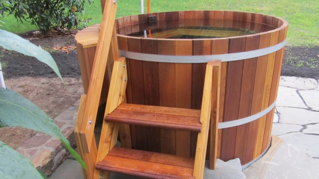 Hot tub berbahan kayu (Foto: Flickr/Dan Jung)