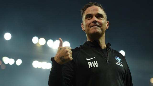 Kritik untuk Robbie Williams di Piala Dunia 2018. (Foto: Oli SCARFF / AFP)