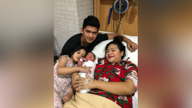 Iko Uwais dan Keluarga  (Foto: Dok. Istimewa)