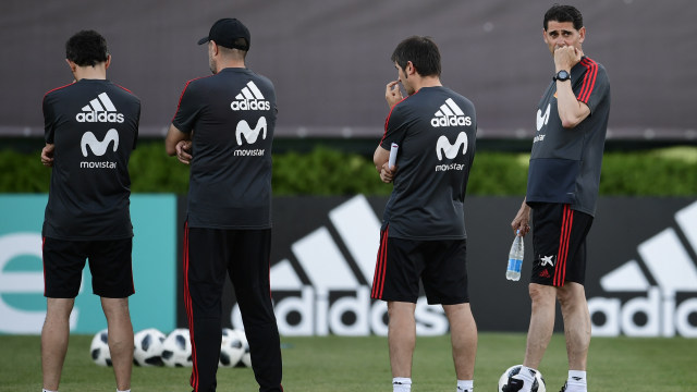 Hierro (kanan) di latihan Timnas Spanyol. (Foto: PIERRE-PHILIPPE MARCOU / AFP)