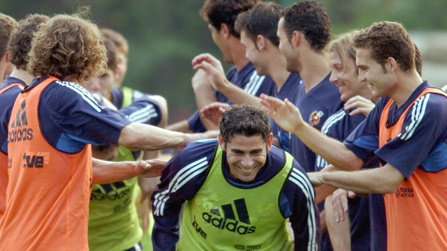 Hierro di latihan jelang Piala Dunia 2002. (Foto: CHRISTOPHE SIMON / AFP)