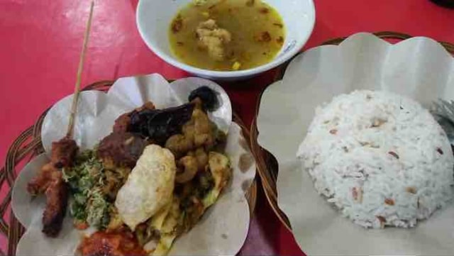 Menikmati Babi Guling Beras Merah di Denpasar
