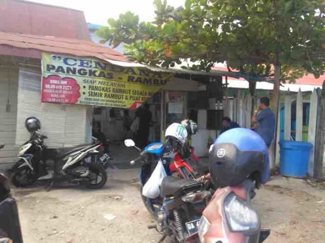 Permintaan Pangkas Rambut Melonjak Jelang Lebaran
