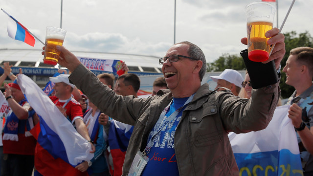 Suporter Timnas Rusia (Foto: REUTERS/Maxim Shemetov)