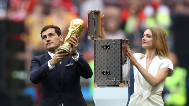 Iker Casillas antar trofi ke lapangan. (Foto: Maxim Shemetov/Reuters)