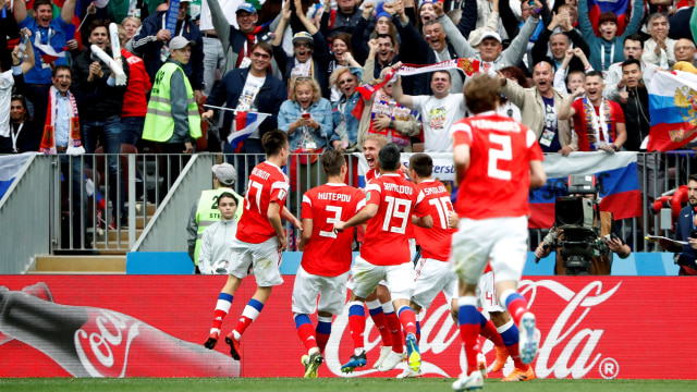 Pemain Rusia merayakan gol. (Foto: REUTERS/Kai Pfaffenbach)