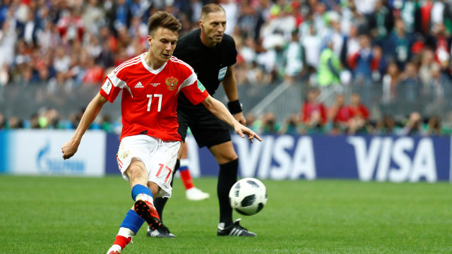 Golovin melakukan tendangan bebas. (Foto: REUTERS/Kai Pfaffenbach)