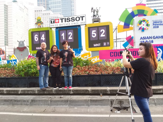 Masyarakat berfoto di bundaran HI yang sepi. (Foto: Paulina Herasmaranindar/kumparan)