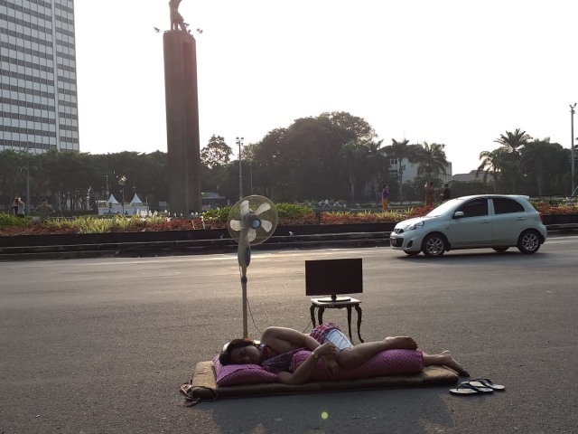 Masyarakat berfoto di bundaran HI yang sepi. (Foto: Paulina Herasmaranindar/kumparan)