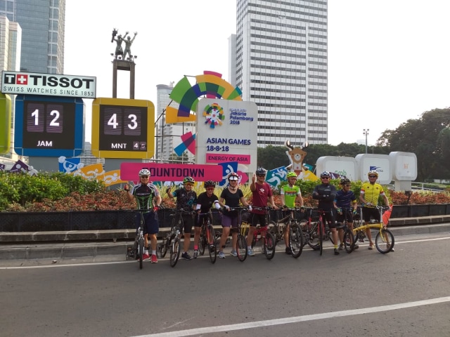Masyarakat berfoto di bundaran HI yang sepi. (Foto: Paulina Herasmaranindar/kumparan)