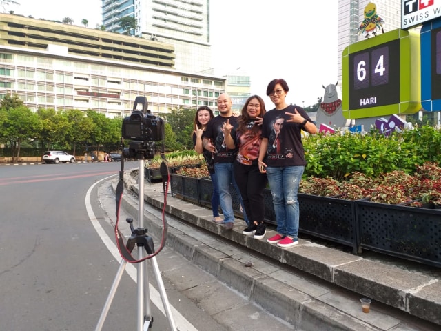 Masyarakat berfoto di bundaran HI yang sepi. (Foto: Paulina Herasmaranindar/kumparan)