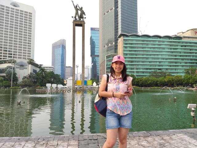 Masyarakat berfoto di bundaran HI yang sepi. (Foto: Paulina Herasmaranindar/kumparan)