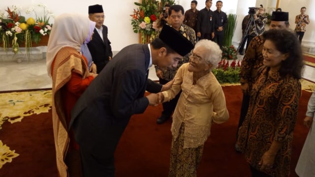 Jokowi berhalalbihalal dengan warga Foto: Jihad Akbar/kumparan