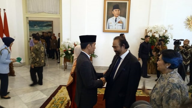 Jabat tangan Surya Paloh ke Jokowi di Hari Raya Foto: Jihad Akbar/kumparan