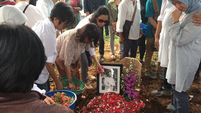 Reda Gaudiamo menaruh bunga besar ditengah (Foto: Vito/kumparan)