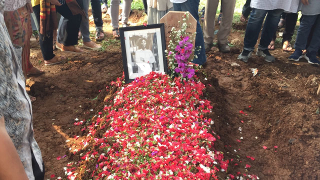 Suasana pemakaman Ari Malibu (Foto: Vito/kumparan)