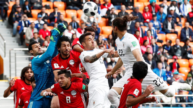 Kemelut di depan gawang Mesir. (Foto:  REUTERS/Damir Sagolj)