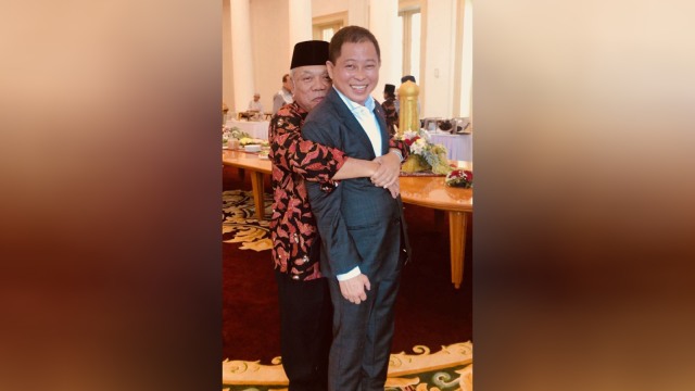 Keakraban Basuki dan Jonan. (Foto: Twitter@KemenPU)