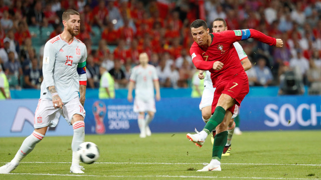 Portugal vs Spanyol. (Foto: REUTERS/Murad Sezer)