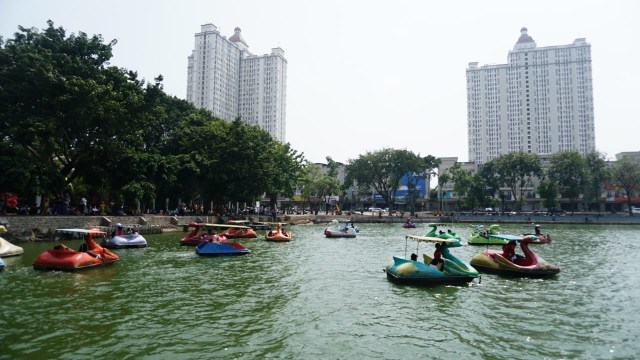 Wahana bebek-bebekan di Danau Sunter  (Foto: Iqbal Firdaus/kumparan)