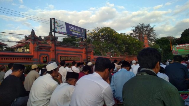 Pecalang Bali melakukan pengamanan Idul Fitri (Foto: Dok. Made Mudra)