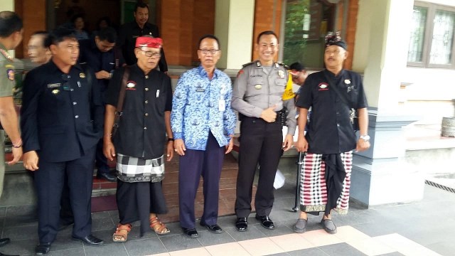 Pecalang Bali melakukan pengamanan Idul Fitri (Foto: Dok. Made Mudra)