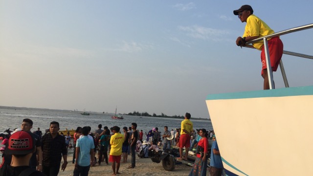 Wisatawan di Pantai Ancol (Foto:  Fachrul Irwinsyah/kumparan)