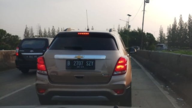 Kendaraan memadati tol Cikampek arah ke Bandung Foto: Rachmadin Ismail/kumparan