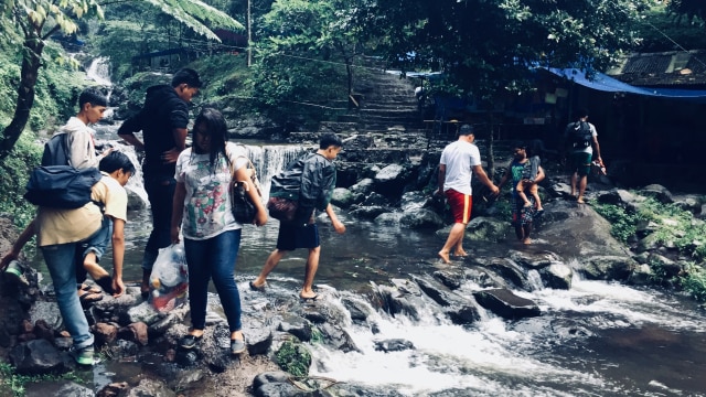 Trekking menuju Curug Nangka (Foto: Shika Arimasen Michi/kumparan)