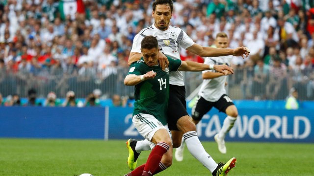 Hernandez melawan Hummels. (Foto: REUTERS/Kai Pfaffenbach)