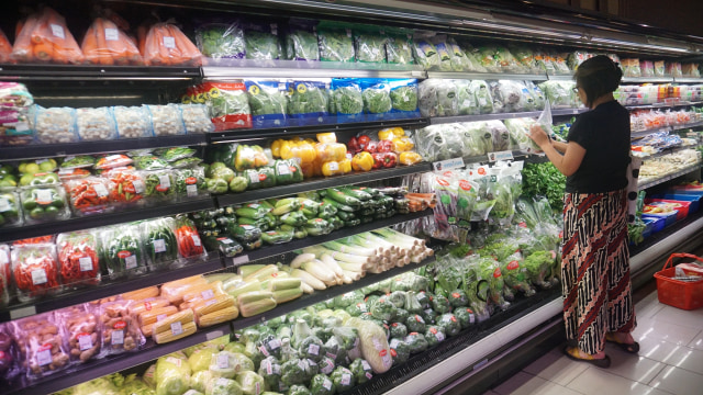 Pengunjung berbelanja di supermarket. (Foto:  Fanny Kusumawardhani/kumparan)