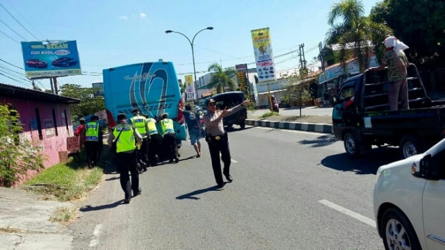 Totalitas Anggota Polres Cirebon Dorong Bus Mogok Agar Tidak Ganggu Arus Lalin Pemudik Di Jalur Pantura Cirebon Arah Jakarta