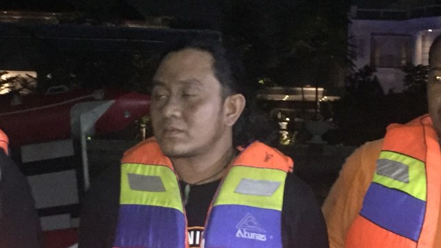 JAAN memburu buaya di malam hari (Foto: Fachrul Irwinsyah/kumparan)
