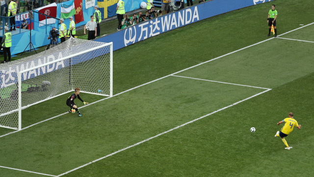 Eksekusi penalti Granqvist. (Foto: REUTERS/Lucy Nicholson)